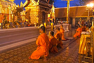 Prières des moines Doi Suthep