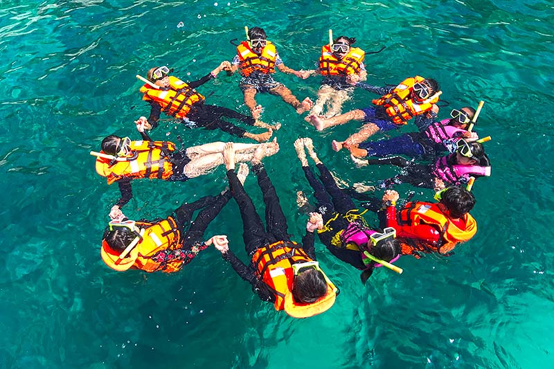 Détente sur les filets du catamaran